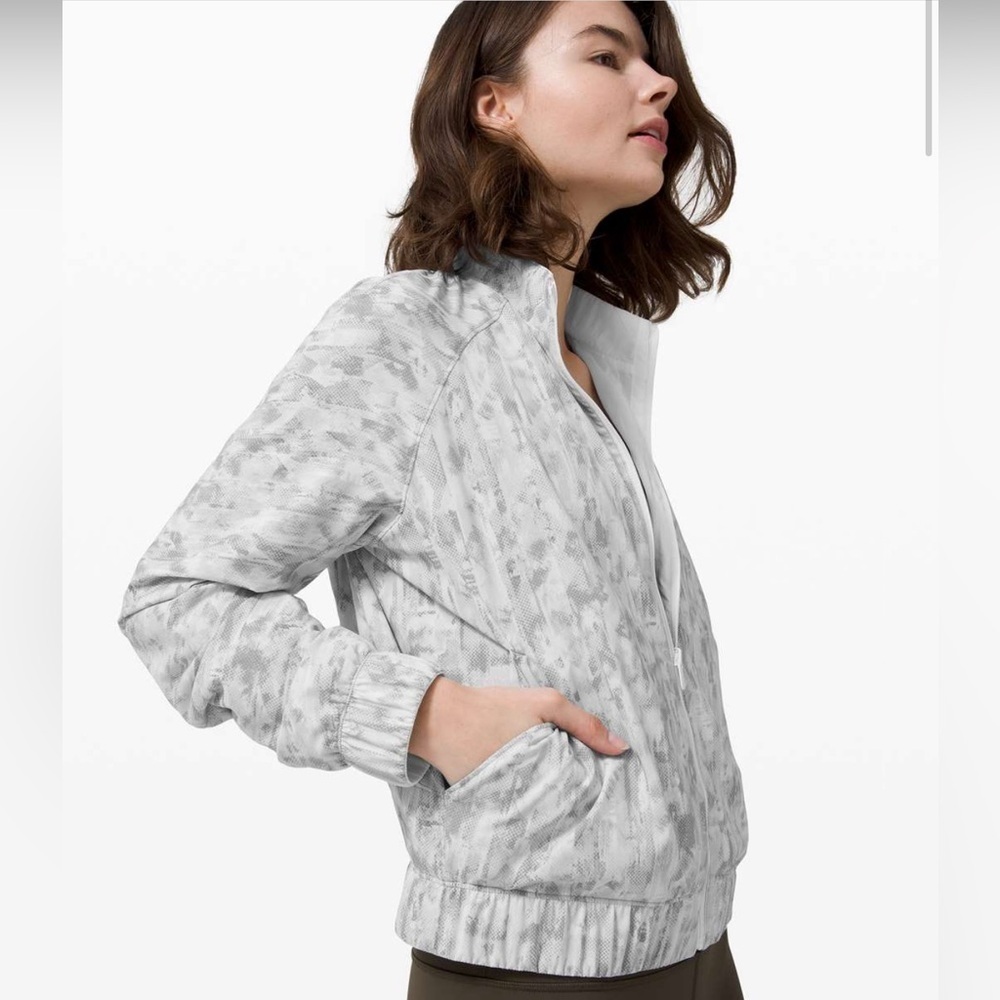 Lululemon Bombs Away Jacket in reversible white/city breeze white multi size: 8